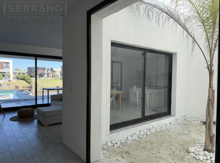 Casa · 250m² · 4 Ambientes · 4 Cocheras