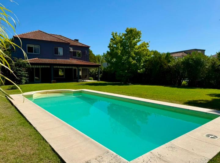 Casa · 180m² · 6 Ambientes · 3 Cocheras