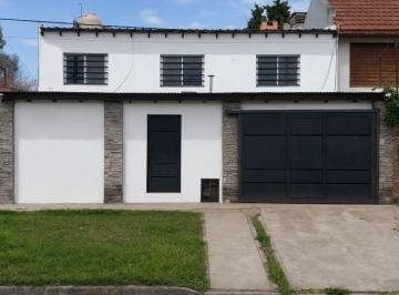 Casa · 350m² · 3 Dormitorios · 2 Cocheras · Casa en Los Hornos
