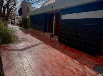 Casa · 262m² · 3 Dormitorios · 1 Cochera · Espectacular Casa en Venta Sexta Sección - Ciudad Mendoza