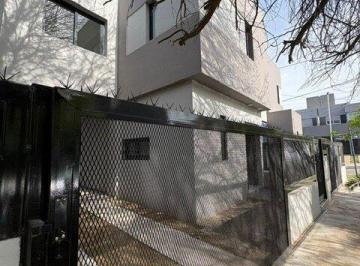 Casa · 87m² · 5 Ambientes · 1 Cochera · Alquiler Duplex un Dormitorio en Lomas del Chateau