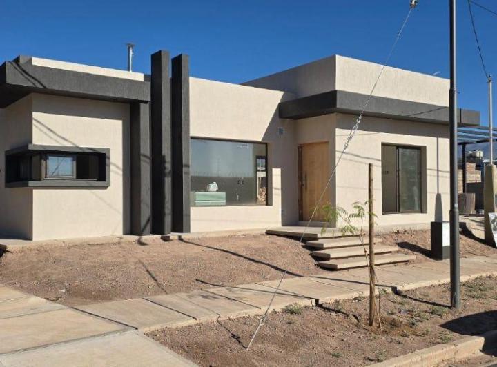 Casa · 145m² · 6 Ambientes · 2 Cocheras