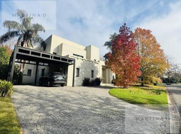 Casa · 483m² · 9 Ambientes · 2 Cocheras · Casa en Venta - San Jorge Village - 4 Dorm. en Suite - Gran Jardin y Terreno