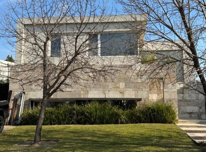 Casa · 264m² · 5 Ambientes · 5 Cocheras