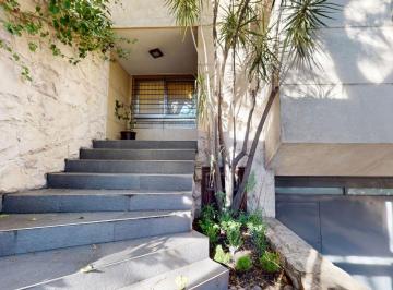 Casa · 388m² · 8 Ambientes · 1 Cochera · Casa en Venta Reciclada San Cristóbal con Jardín