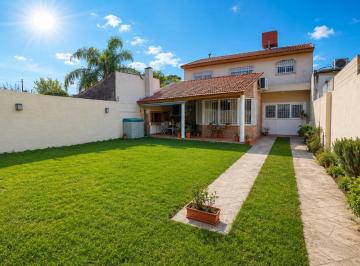 Casa · 240m² · 4 Ambientes · 2 Cocheras · Venta Casa 4 Amb y 2 Locales V. Tesei Hurlingham
