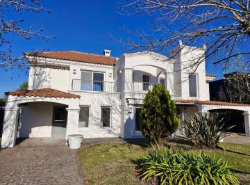 Casa · 241m² · 7 Ambientes · 2 Cocheras · Casa en Santa María de Tigre con Quincho y Pileta