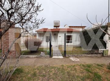 Casa · 90m² · 5 Ambientes · 1 Cochera · Casa en Alquiler Barrio Mercantiles Neuquén