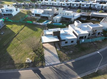 Casa · 198m² · 5 Ambientes · 2 Cocheras · Casa 3 Dorm Apta Credito/se Financia 7 Soles en Planta Baja