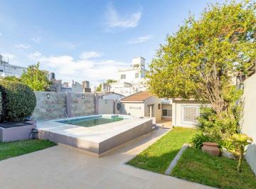 Casa · 231m² · 5 Ambientes · 1 Cochera · Casa 5 Amb en Venta con Piscina Parrilla Garage