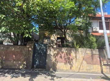 Casa · 60m² · 3 Ambientes · Casa Antigua a Refacc 3 Amb con Fondo Libre Lanúso