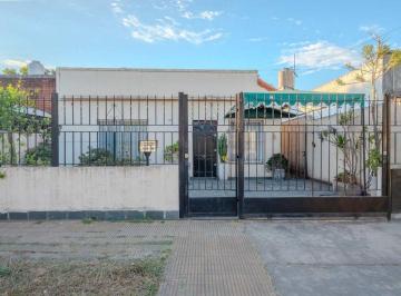 PH · 84m² · 3 Ambientes · 1 Cochera · PH Tipo Casa 3 Amb Frente C/jardín y Cochera.