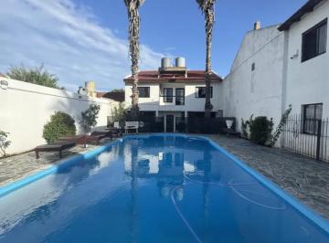 Casa · 400m² · 6 Ambientes · Casa en Alquiler Temporario en Punta Mogotes - Apta Jovenes Hasta 12 Personas
