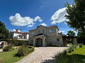 Casa · 168m² · 5 Ambientes · 2 Cocheras · Casa en Venta, B ° Lujan del Sol, con Pileta