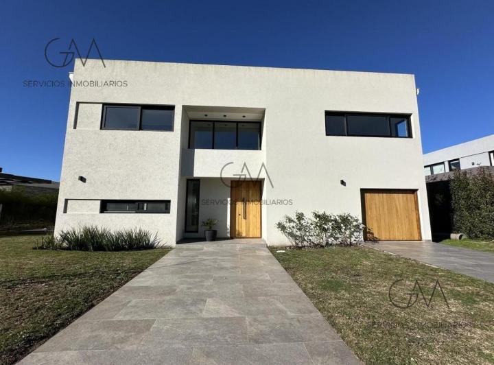 Casa · 252m² · 4 Ambientes · 2 Cocheras