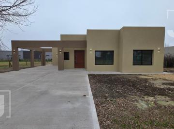 Casa · 137m² · 4 Ambientes · 4 Cocheras · Casa en Venta | 3 Dorm. | Los Alcanfores – Pilar