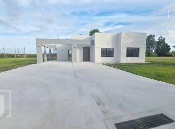 Casa · 137m² · 4 Ambientes · 4 Cocheras · Casa en Venta | 3 Dorm. | Los Alcanfores – Pilar