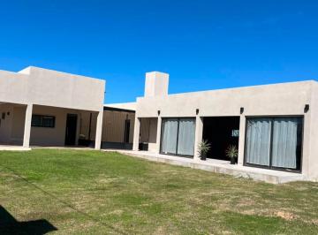 Casa · 210m² · 6 Ambientes · Casa en Carolina - a 1 Cuadra de Plaza Principal