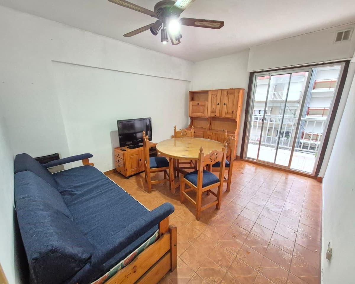 Dos ambientes en un 8vo piso a la calle con balcon terraza