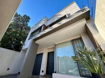 Casa · 313m² · 4 Ambientes · 2 Cocheras · Casa Ramos Mejia en Venta 4 Ambientes Apta Crédito