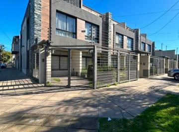 Casa · 77m² · 3 Ambientes · 2 Cocheras · Venta Casa 3 Ambientes Triplex V. Luzuriaga Permuta