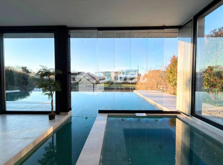 Casa · 950m² · 7 Ambientes · 4 Cocheras