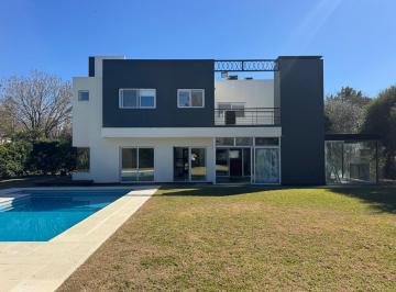 Casa · 235m² · 4 Ambientes · 5 Cocheras · Casa en Venta en Santa Ana - 3 Dorm. Mas Escritorio