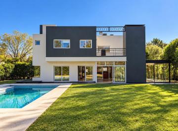 Casa · 235m² · 4 Ambientes · 5 Cocheras · Casa en Venta en Santa Ana – 5 Ambientes