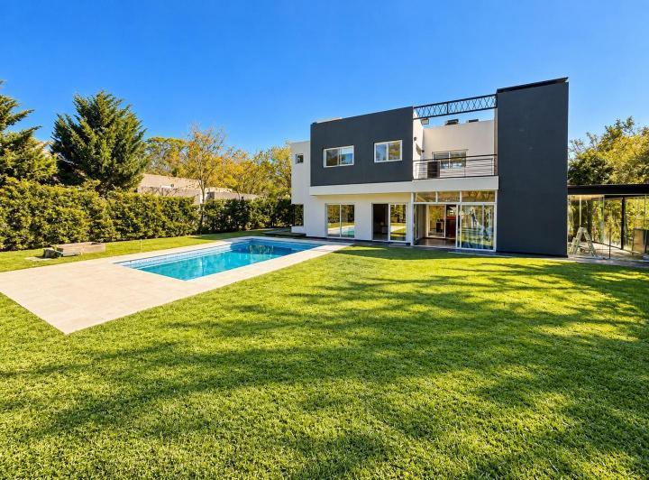 Casa · 235m² · 4 Ambientes · 5 Cocheras