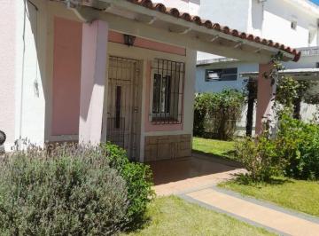Casa de 3 ambientes, Berazategui · Casa con 2 Habitaciones y Pileta en Venta en Berazategui
