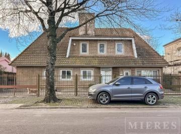 Casa · 330m² · 3 Dormitorios · 3 Cocheras · Excelente Casa en Venta Ubicada en La Horqueta, Las Lomas de San Isidro.
