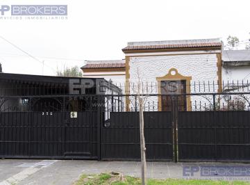 Casa · 135m² · 3 Ambientes · 2 Cocheras · Casa de Estilo Colonial con Vivienda Secundaria – Merlo