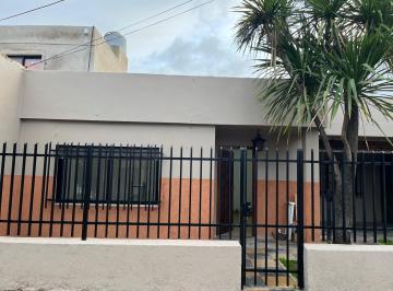 Casa · 100m² · 4 Ambientes · 1 Cochera · Casa en Alquiler
