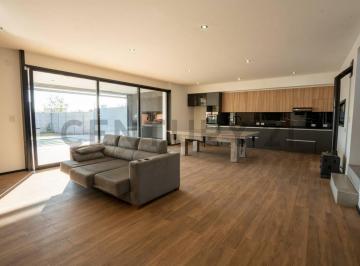 Casa · 230m² · 5 Ambientes · 2 Cocheras · Casa en Alquiler de Tres Dorm. en City Bell