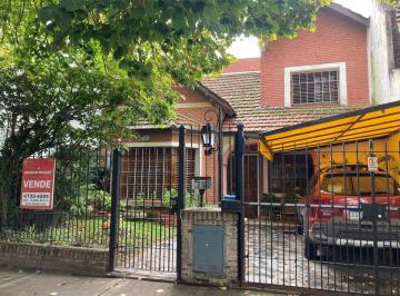 Casa · 226m² · 5 Ambientes · 2 Cocheras · Hermosa Casa en Martinez, con 263 m² de Lote Y226 m² Cub. 3 Dorm Dep. Entre Av Libertador y Vias.