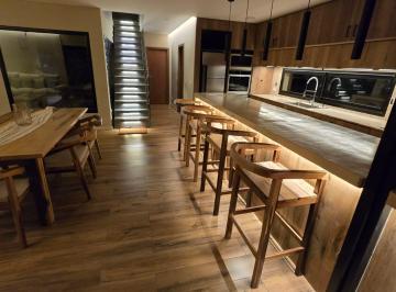 Casa · 235m² · 7 Ambientes · 2 Cocheras · Espectacular Casa de Diseño a Estrenar con Muebles