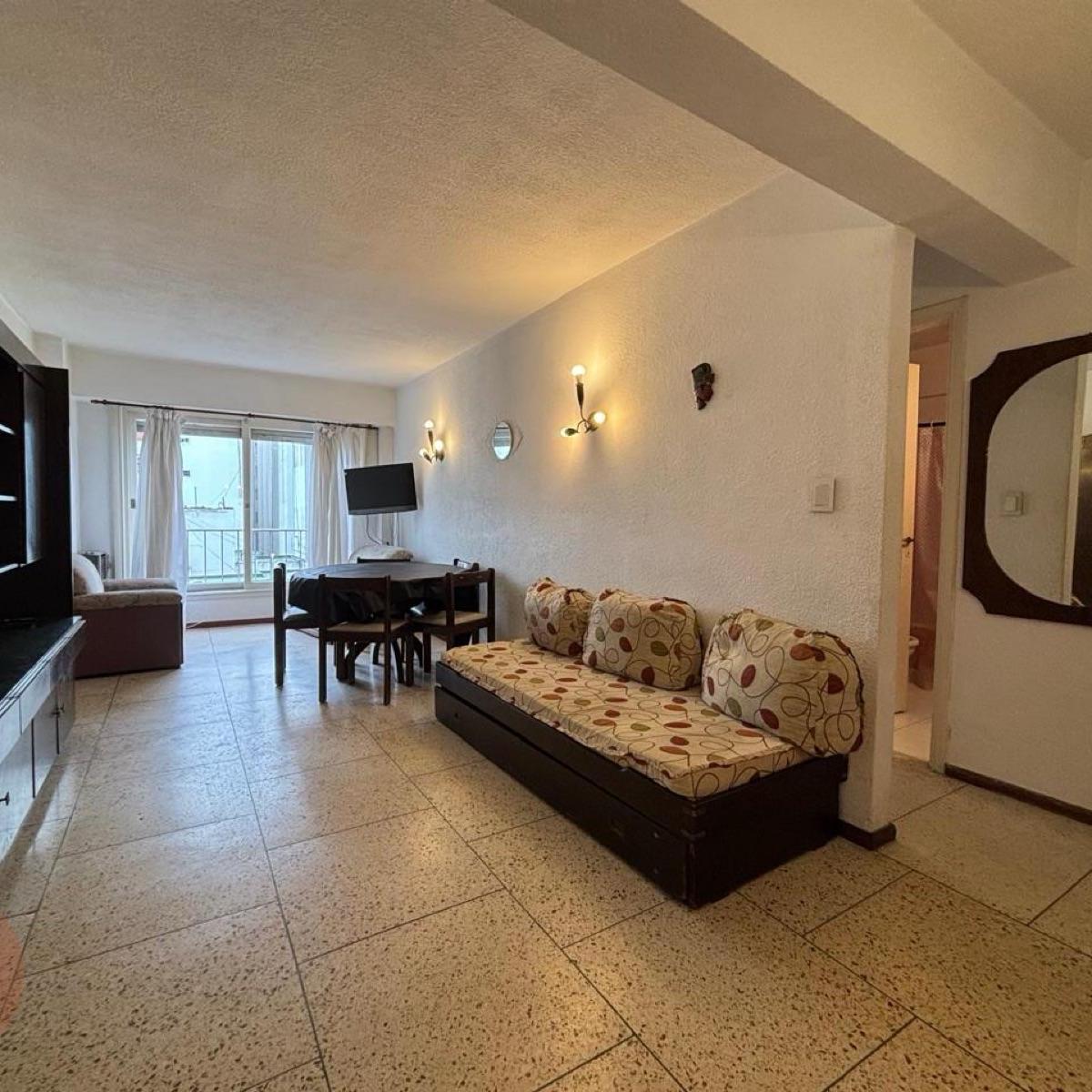 En alquiler. Excelente departamento de 2 ambientes con dependencia