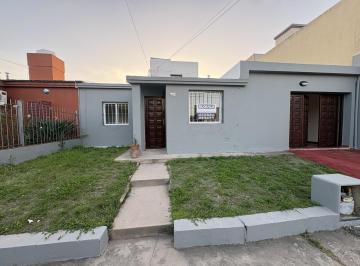 Casa · 70m² · 6 Ambientes · 2 Cocheras · Alquila Casa 2 Dorm. B° Poeta Lugones con Patio y Pileta