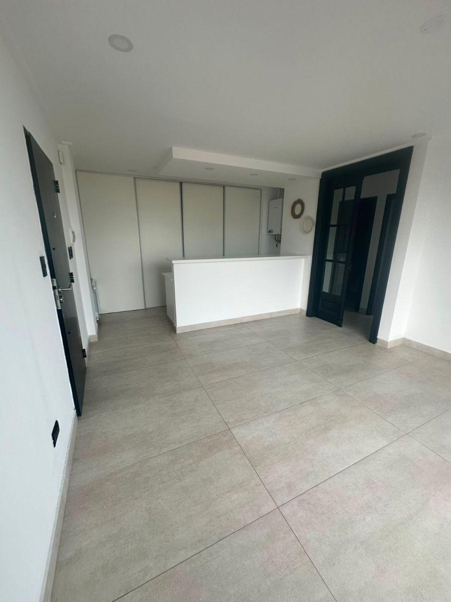 Departamento de 2 ambientes en alquiler ubicado en el Centro, apto profesional y con opción de uso comercial.