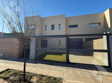 Casa · 180m² · 6 Ambientes · 1 Cochera · Venta Casa 4 Dorm. en Rincón del Rio, Neuquén