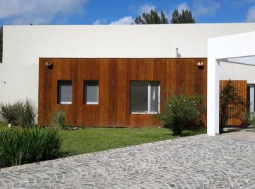 Casa · 236ha · 5 Ambientes · 2 Cocheras · Casa en Venta, Las Praderas, Lujan Uf 228