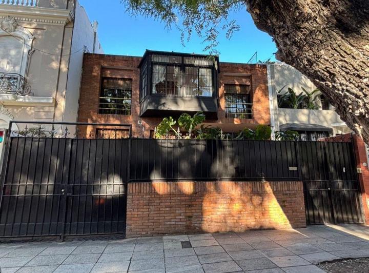 Casa · 420m² · 6 Ambientes · 3 Cocheras
