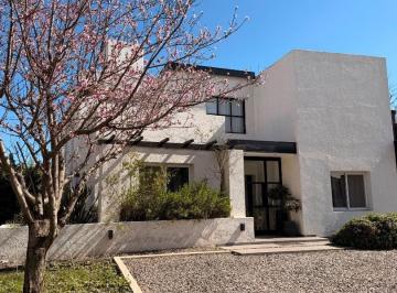 Casa · 470m² · 7 Ambientes · 4 Cocheras · Espectacular Casa a La Venta! Chacras de La Villa!