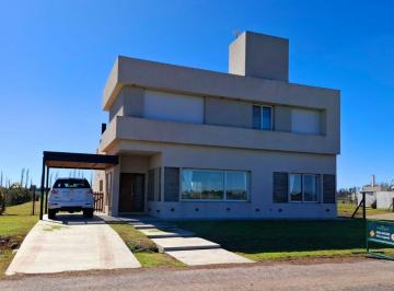 Casa de 7 ambientes, Funes · Casa Amoblada en Alquiler Anual en Barrio Cerrado de Funes - 3 Dorm., Pileta y 3 Cochera