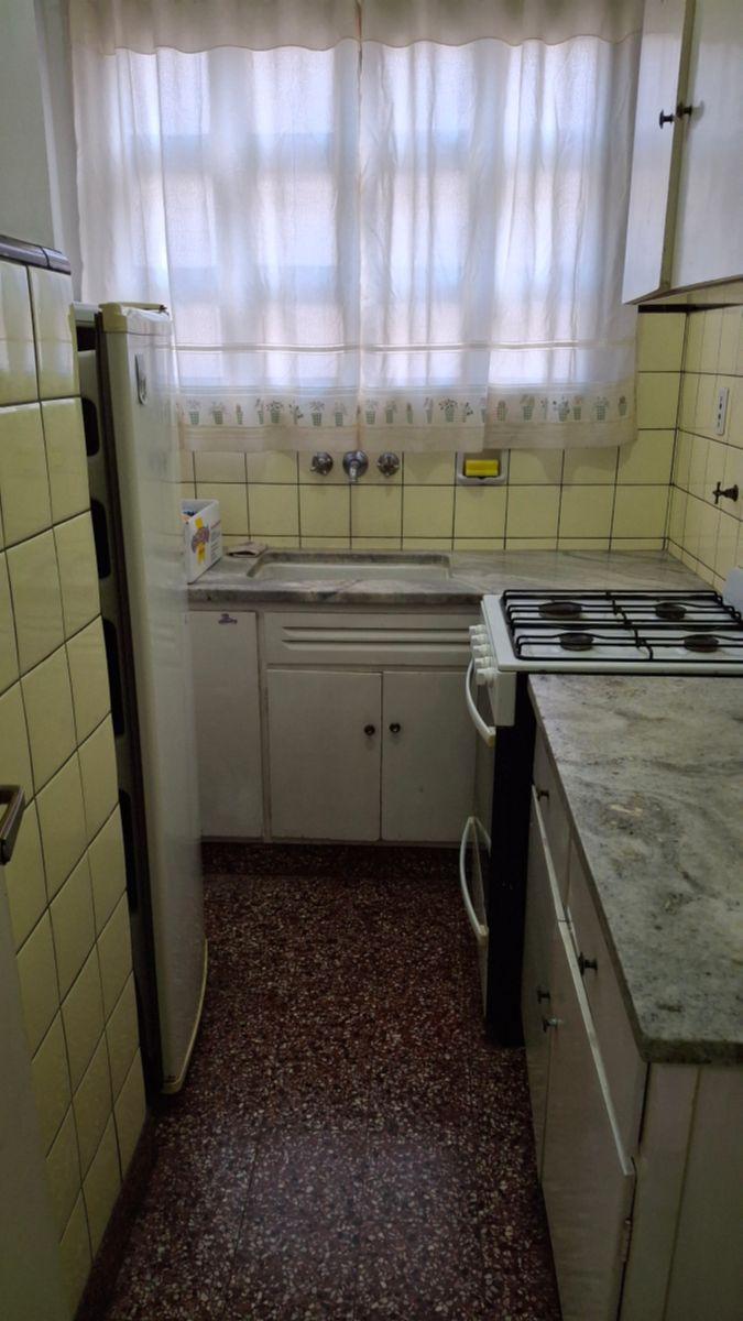 Departamento de 1 ambiente y medio a la calle, con balcon saliente