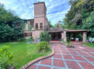 Casa · 195m² · 5 Ambientes · 2 Cocheras · Excelente Casa de 7 Amb C/cochera Quincho Parrilla y Pileta