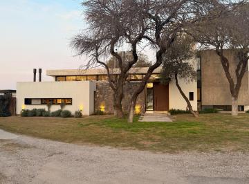 Foto · Diseño, Vanguardia y Categoría en Valle del Golf. Master Suite en Pb. Galería y Asador C Fondo Golf