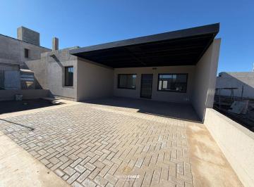 Casa · 104m² · 4 Ambientes · 2 Cocheras · Casa en Venta - Docta Av Posibilidad de Financiacion