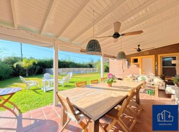 Casa · 129m² · 4 Ambientes · 3 Cocheras · Casa en Venta Barrio Cerrado Acacias Blancas con Pileta, Impecable