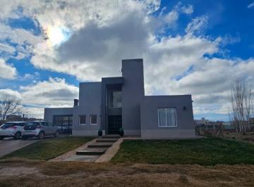 Casa · 180m² · 5 Ambientes · 4 Cocheras · Alquiler Casa - Barrio El Vergel